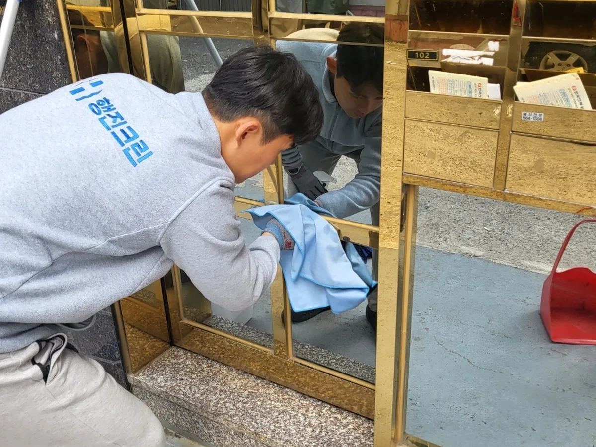 포천시 군내면 상가 난간·손잡이 계단실 위생청소 사례 - 행진크린