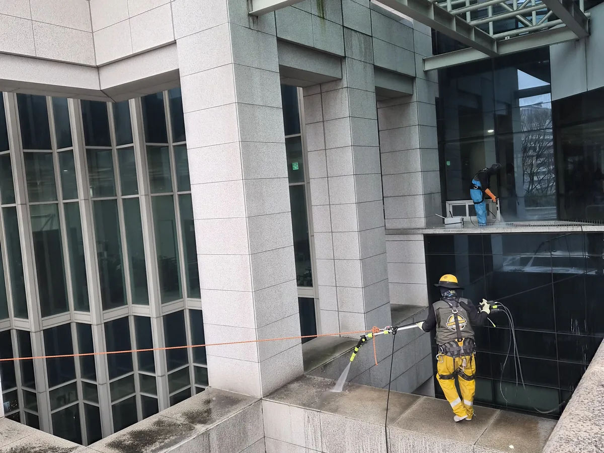 구리시 사노동 상가건물 옥상 파라펫 장비 주변 정밀 위생청소 사례 - 행진크린