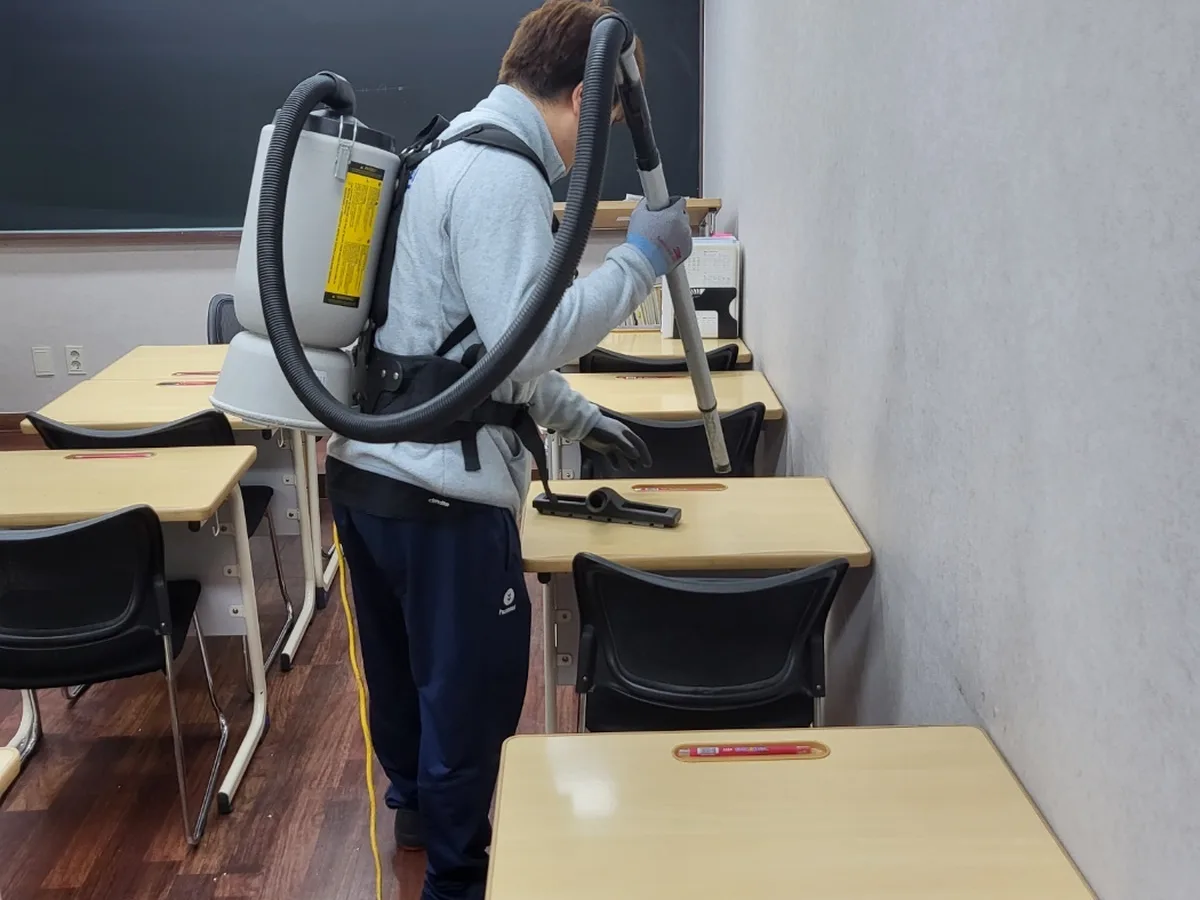 양주시 봉양동 학교 현관·중앙홀 바닥 위생청소 사례 - 행진크린